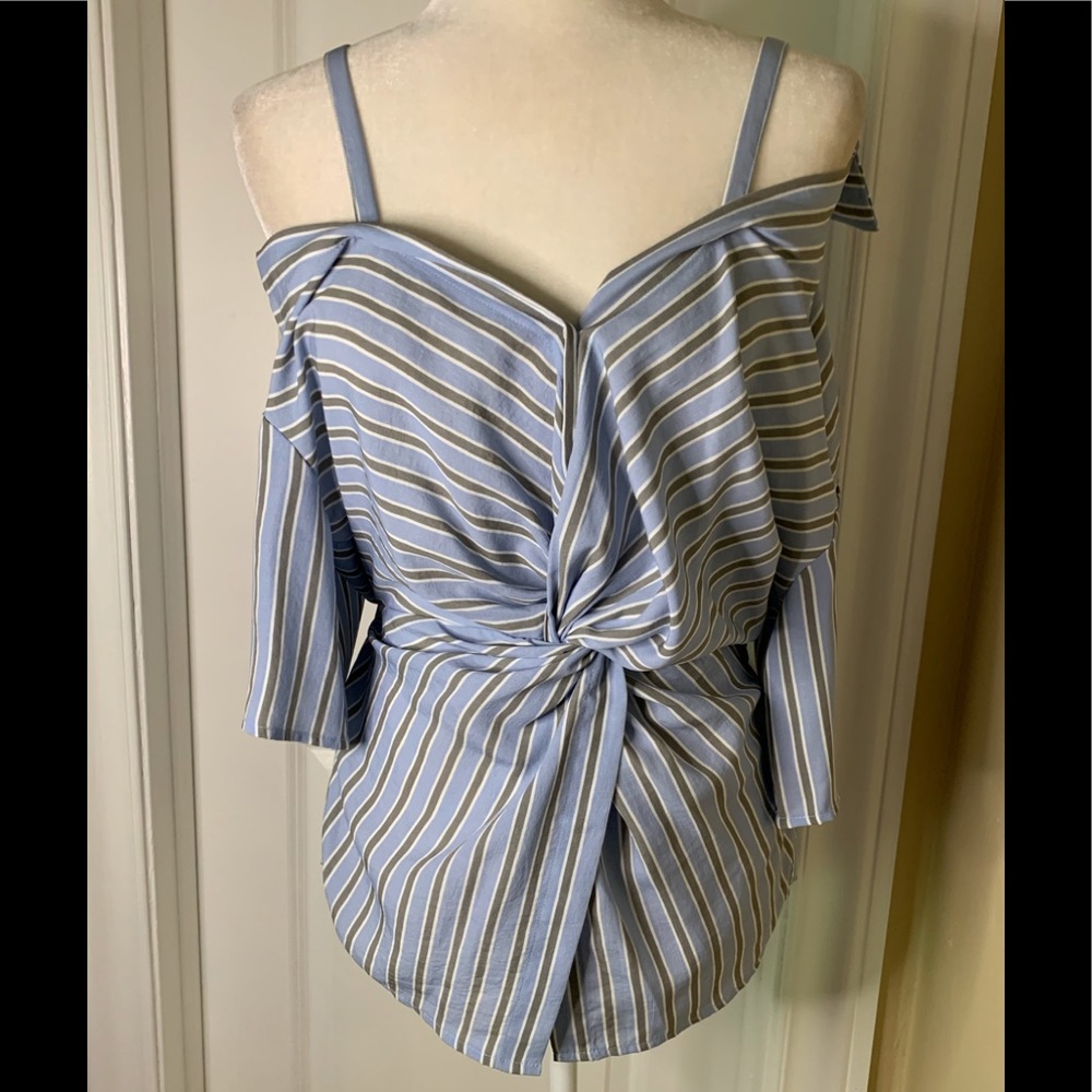 re named Off-The-Shoulder Blouse 👚